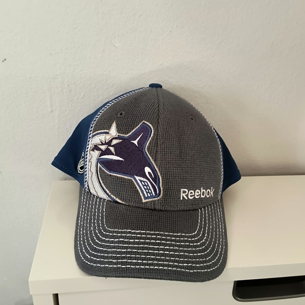 Reebok Authentic Vancouver Canucks Center Ice Collection Trucker Dads Cap L/XL